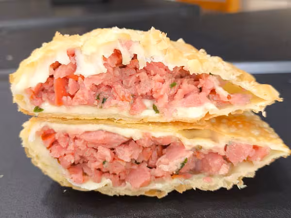 Pastel Calabresa com Queijo