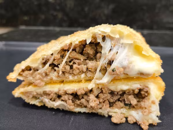Pastel Carne com Queijo